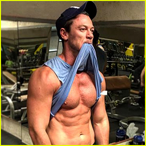 Luke Evans Shows Off His Abs in New Fitness Progress Photo
