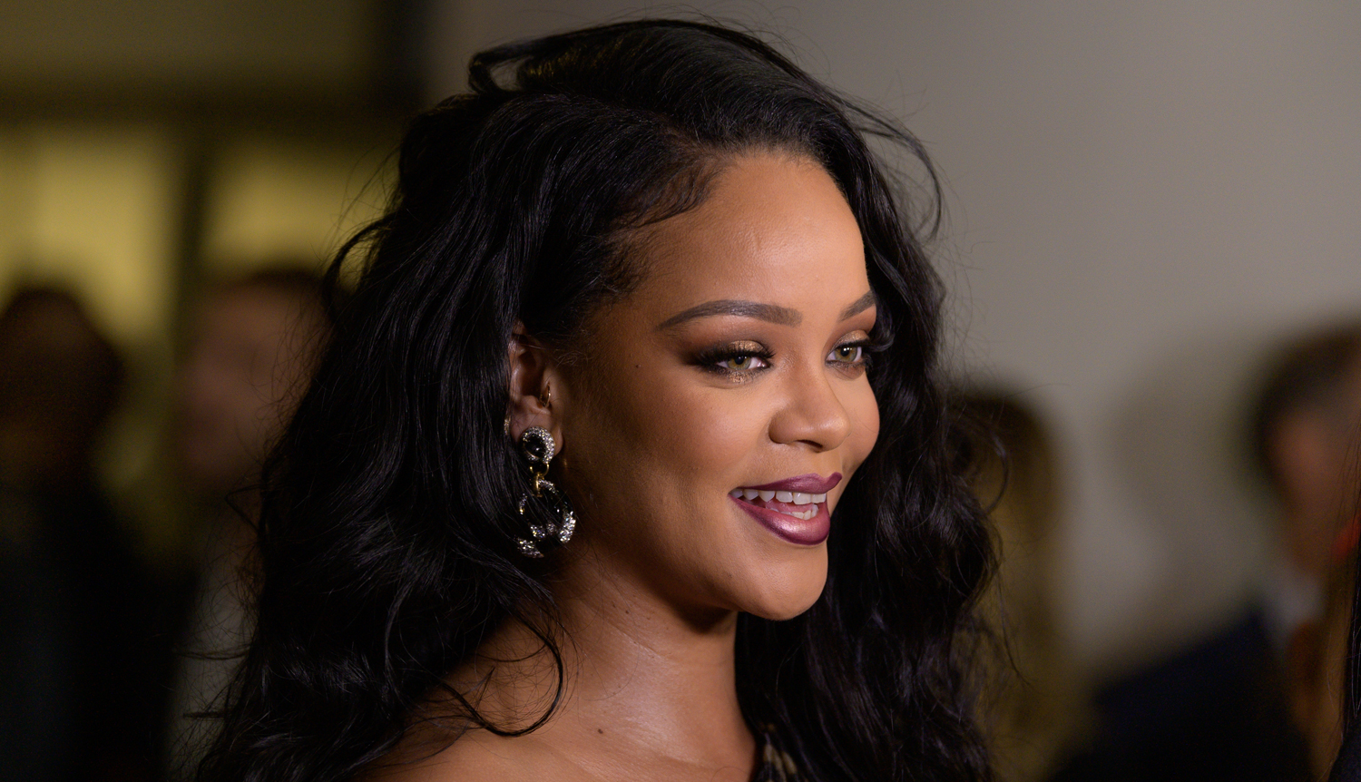 Rihanna Defends ‘Vogue’ Writer Who ‘Winged’ Her Interview Rihanna