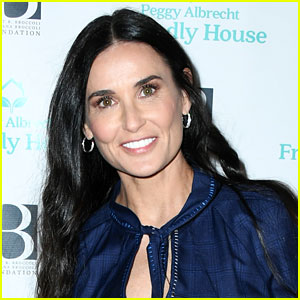 Demi Moore & Her Daughters Wear Matching Sweaters on Thanksgiving!