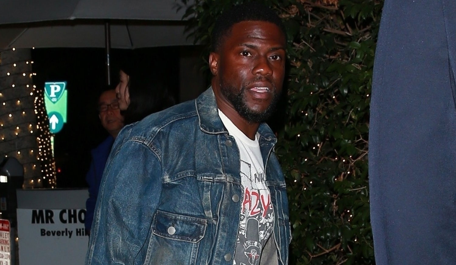 Kevin Hart Makes Rare Appearance, Two Months After Car Accident Eniko
