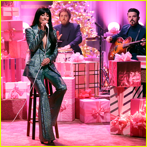 Kacey Musgraves Debuts New Holiday Song 'Glittery' on Fallon - Watch Here!