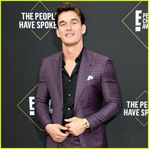 Tyler Cameron Suits Up in Purple Plaid at People's Choice Awards 2019