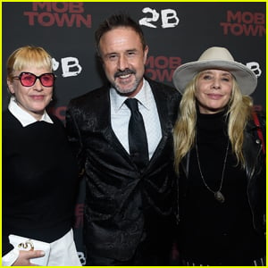 David Arquette is Supported by Sisters Patricia & Rosanna at 'Mob Town' Premiere!