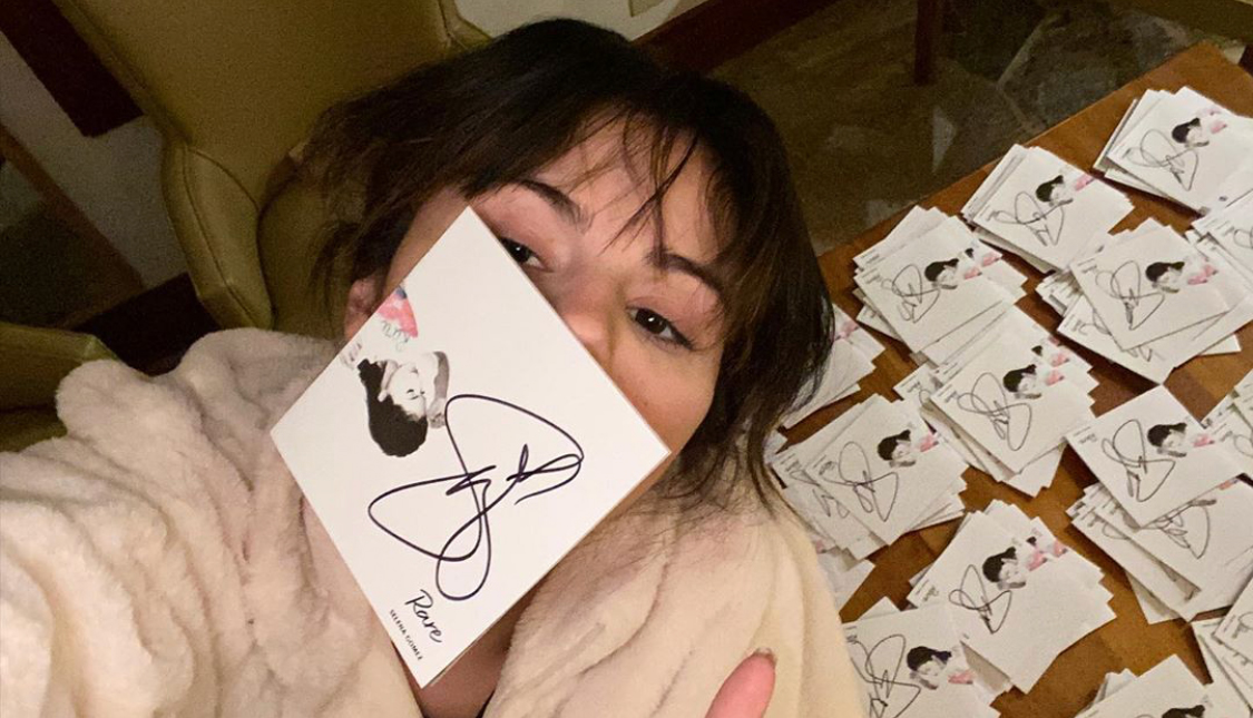 Selena Gomez Spends Christmas Signing 4,000 Copies of New Album ‘Rare(01)