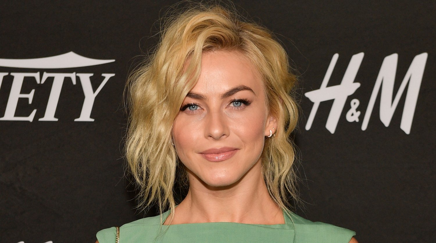 Julianne Hough Pays Tribute to Her Late Dogs on Christmas 2019(01)