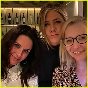Jennifer Aniston Shares a 'Friends' Selfie With Courteney Cox & Lisa Kudrow!