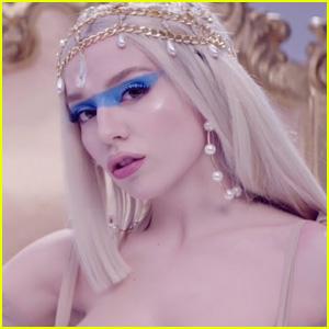 Ava Max Reigns in 'Kings & Queens' Music Video - Watch!