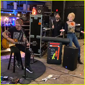 Nicole Kidman Sings & Dances with Keith Urban During His Home Concert