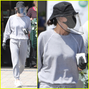 Courteney Cox Stays Safe Behind Face Shield While Grocery Shopping