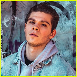 Meet Young Hollywood's Daniel Diemer, Netflix's New Leading Man From 'The Half of It'