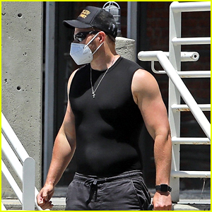 Kellan Lutz Shows Off His Muscles in a Tight Tank Top