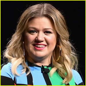 Kelly Clarkson Opens Up About Her 'Overwhelming' Year Amid Pandemic & Divorce