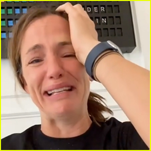 Jennifer Garner Just Finished Watching 'The Office' & Teared Up In Slo-Mo