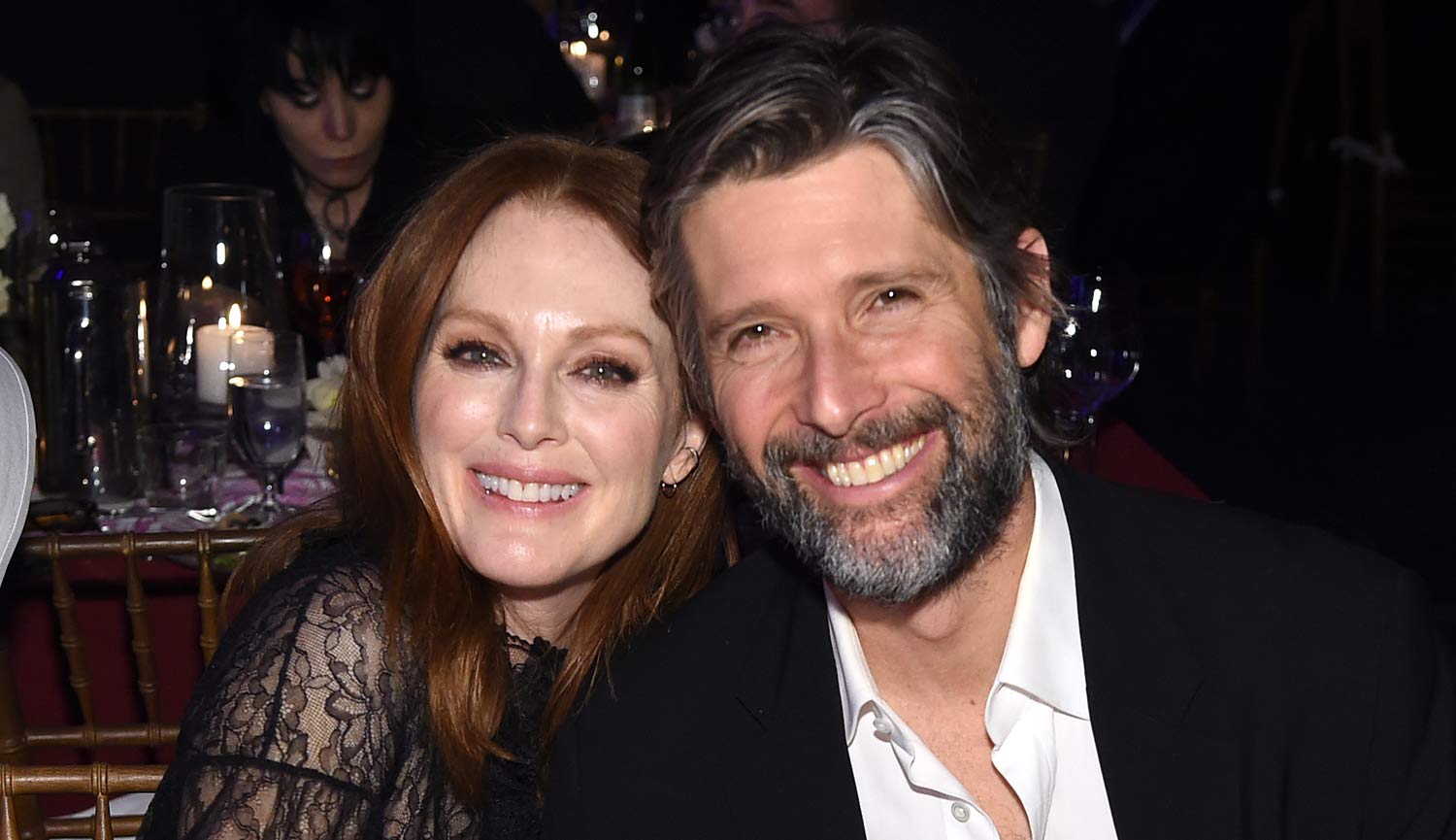 Julianne Moore Shares Secret to a Great Marriage After 24 Years with(01)