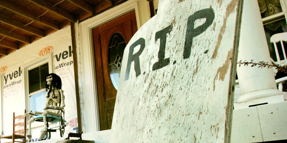 Texas Man’s Halloween Home Display Is So Gruesome, The Cops Were Called