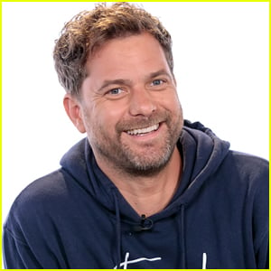 Joshua Jackson Compliments Unknowing Fan For Wearing His 'Mighty Ducks' Jersey