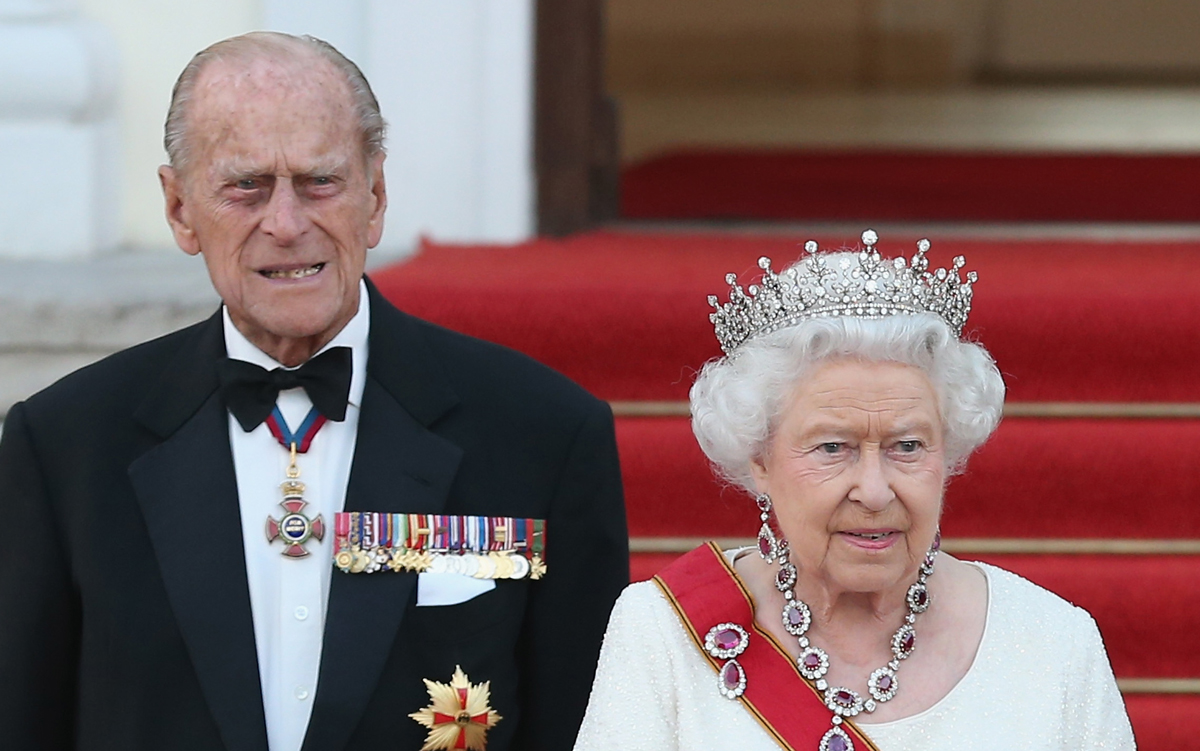 Queen Elizabeth’s Wedding Ring Has a Secret Engraving & Three People(01)