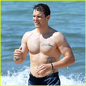 Jake Lacy Looks So Hot While Shirtless at the Beach in Hawaii!