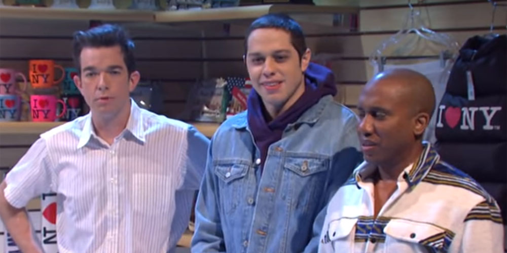 Pete Davidson Pokes Fun at His Bulge During ‘SNL’ Watch! (Video