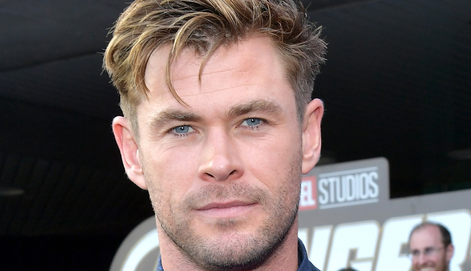 Chris Hemsworth Bares His Abs Next to the Christmas Tree! 2020