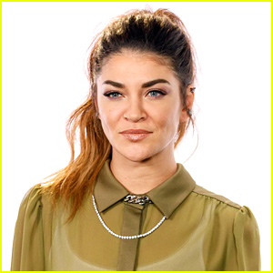Gossip Girl's Jessica Szohr Shows Off Growing Baby Bump in Christmas Post!