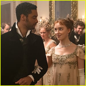 Phoebe Dynevor Reveals She & Rege-Jean Page Check In With Each Other 'A Lot'