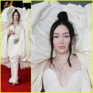 Noah Cyrus Reveals the Reason Behind Her 'Heavenly Dress' at the 2021 Grammys