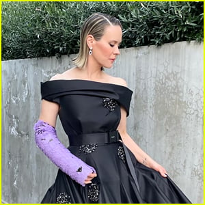 Here's Why Sarah Paulson Was Wearing a Cast During The Golden Globes 2021