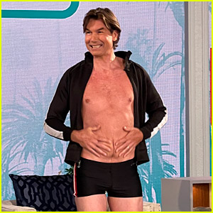 Jerry O'Connell Bares His 'Dad Bod' While Recreating Will Smith's Viral Photo
