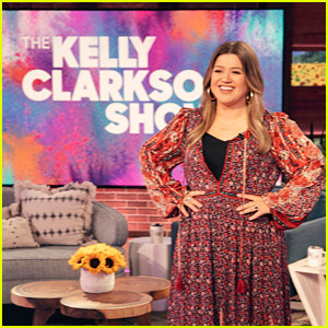 Kelly Clarkson's Talk Show Will Take Over Ellen DeGeneres' Slot in 2022