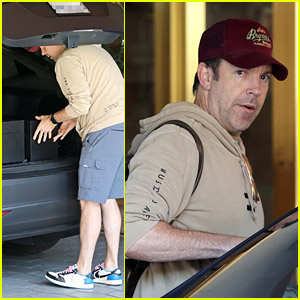 Jason Sudeikis Safely Packs His Emmys In His Car After Hotel Check Out