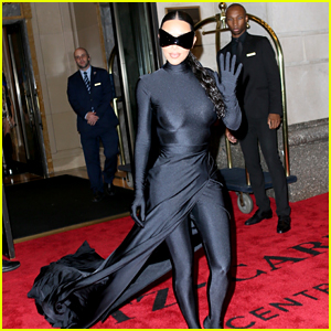 Kim Kardashian Finally Reveals Her Face, Channels Batwoman at Met Gala 2021 After Party (Photos)