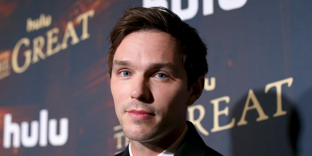 Nicholas Hoult Celebrates His 32nd Birthday With a Hot Shirtless Photo(01)