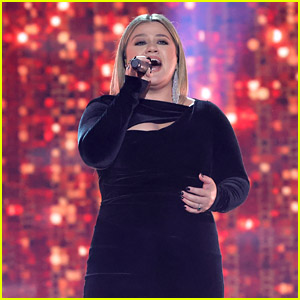 Kelly Clarkson Performs 'I Will Always Love You' for Dolly Parton Tribute at ACM Awards 2022 (Video)