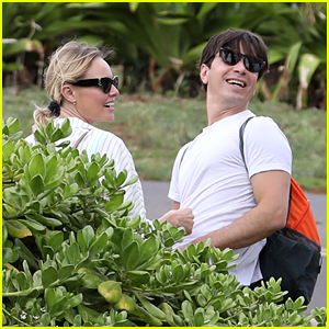 Kate Bosworth & Justin Long Flaunt Cute PDA in New Photos from Hawaii Trip!