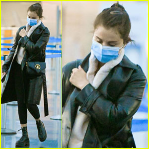 Selena Gomez Arrives in NYC Ahead of 'Saturday Night Live' Hosting Debut