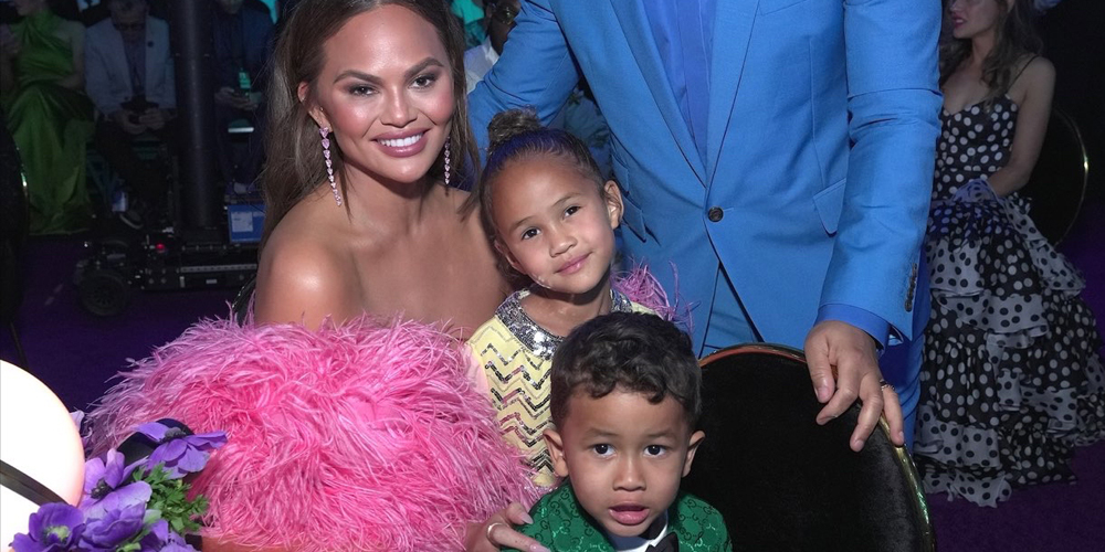 Chrissy Teigen’s Son Miles ‘Accidentally’ Knocks Sister Luna’s Tooth(02)