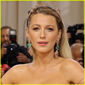 Blake Lively Shares Photos of Herself Pregnant So Paparazzi Will Leave Her Alone