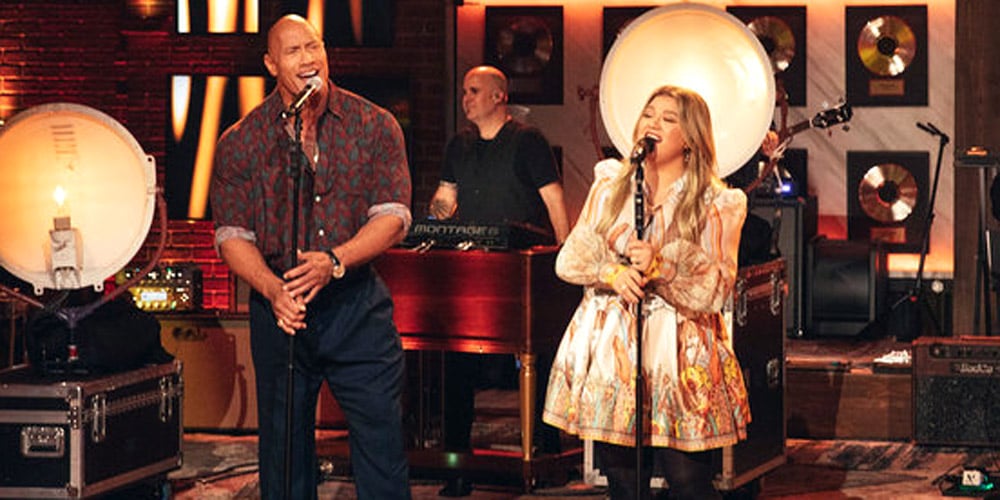 Kelly Clarkson Duets with Dwayne Johnson - Watch Them Cover a Loretta ...