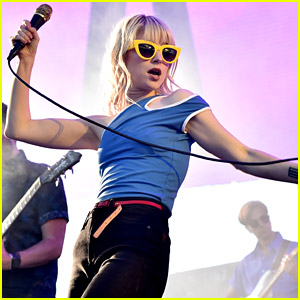 Hayley Williams Stops Paramore Concert to Break Up a Fight In The Audience