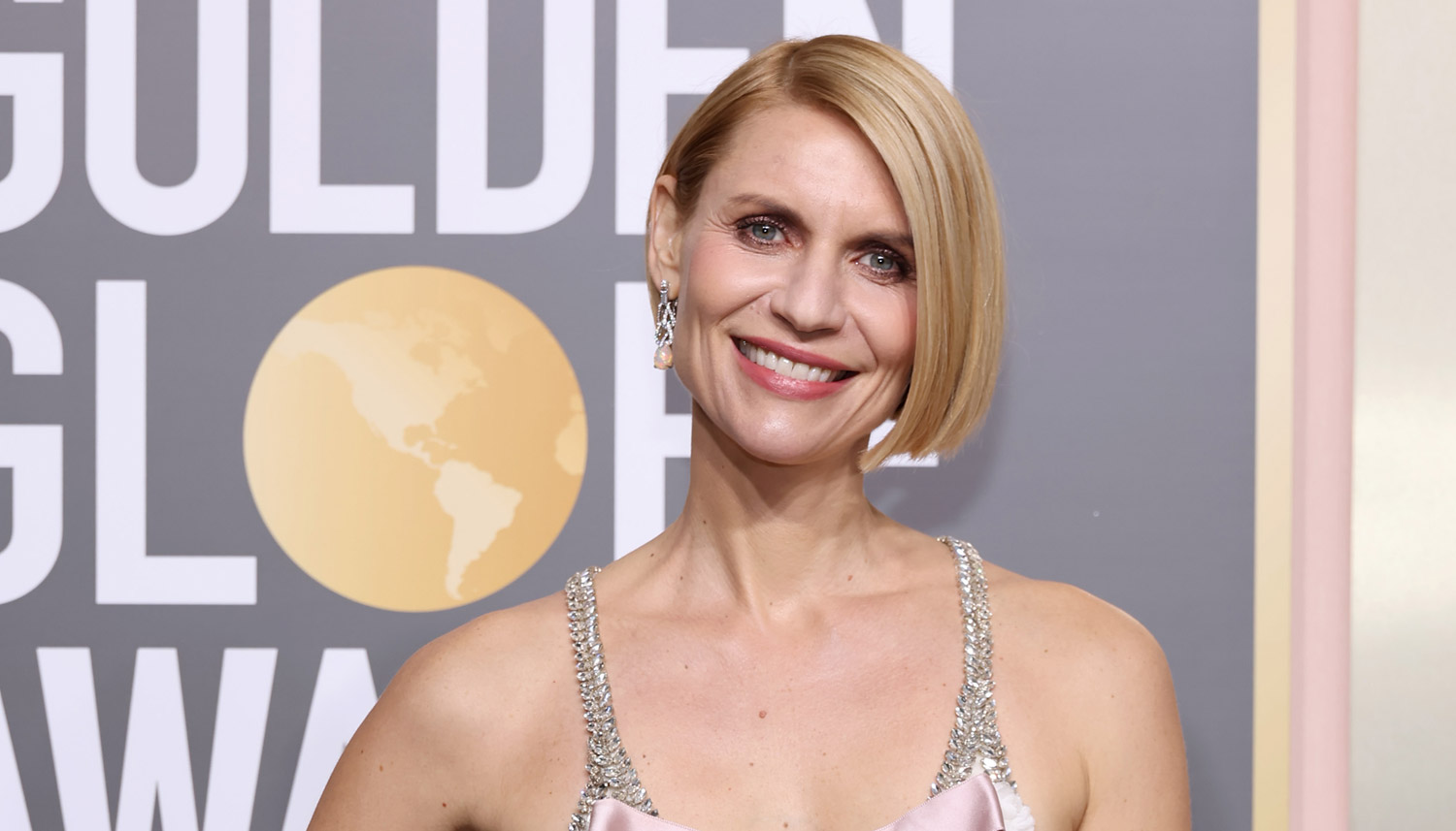Claire Danes Debuts Tiny Baby Bump at Golden Globes 2023, Days After(02)