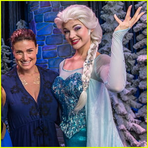 Idina Menzel Reveals the 'Let It Go' Change She Proposed & Why She Regrets Her Recommendation for the 'Frozen' Anthem Now