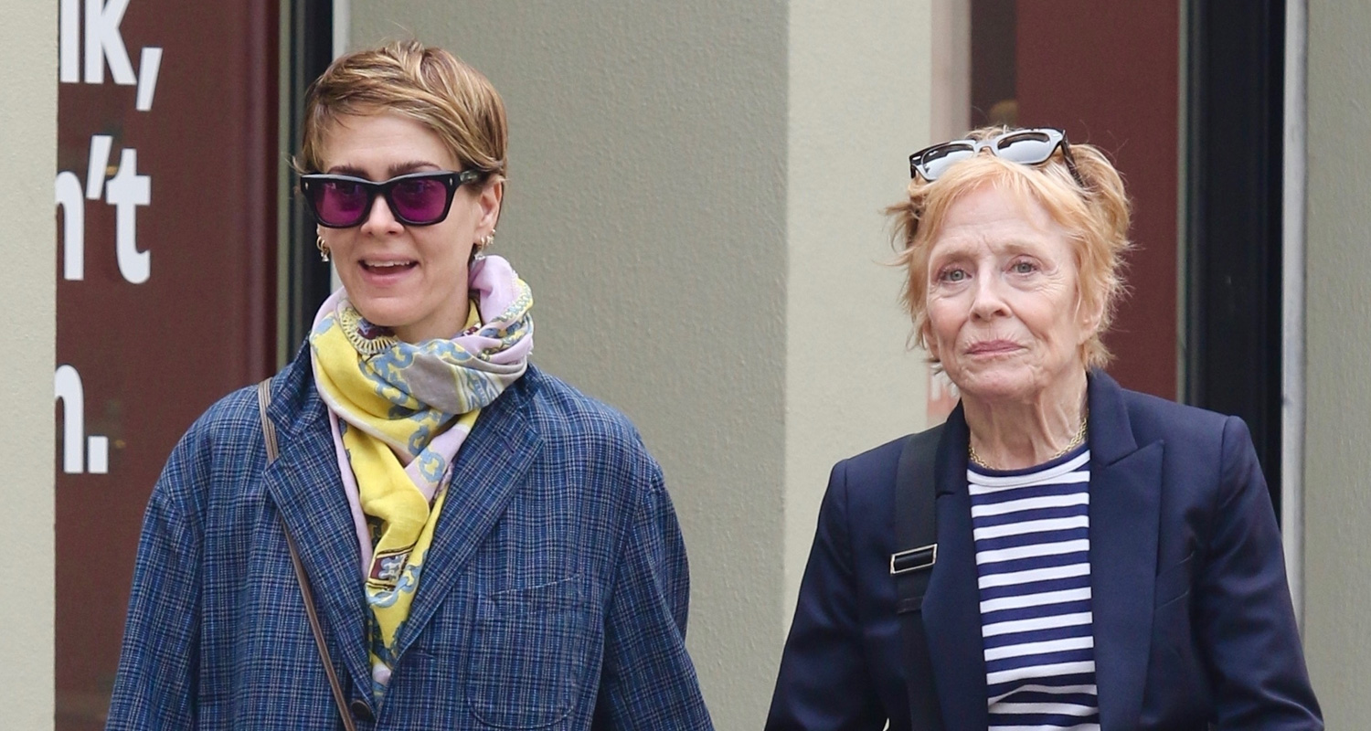 Sarah Paulson & Partner Holland Taylor Hold Hands During Walk Around(02)