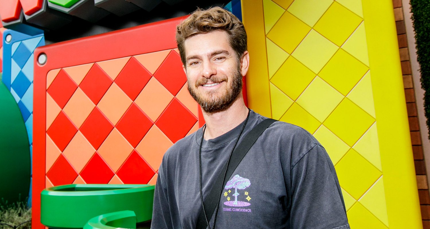 Andrew Garfield Visits Super Nintendo World in Hollywood! Andrew