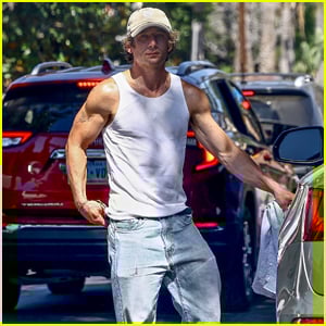 Jeremy Allen White Displays His Super-Toned Arms in a Tank Top 
