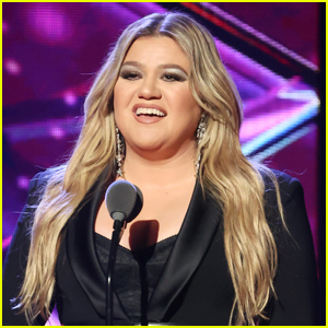 Kelly Clarkson Tells Fans to Only ‘Throw Diamonds’ At Her During Las