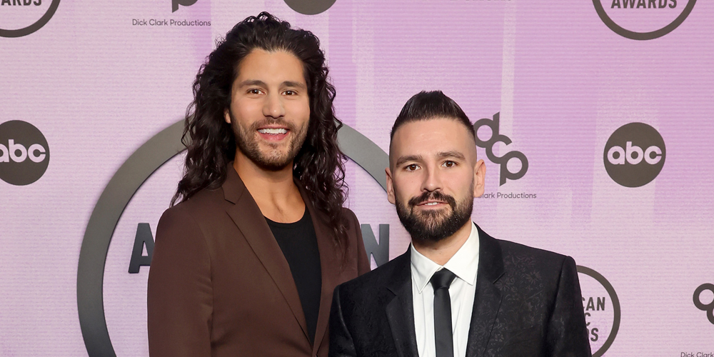 How Does Dan & Shay’s Shared Chair Work on The Voice? Country Duo Shows