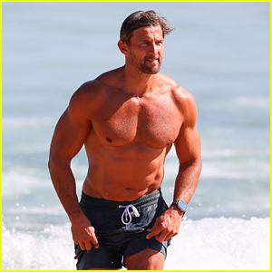 Tim Robards, the First 'Bachelor' in Australia, Bares Buff Body During Beach Day in Sydney