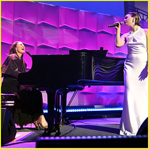 Sara Bareilles & Maggie Rogers Perform 'Waitress' Duet at UNICEF Gala