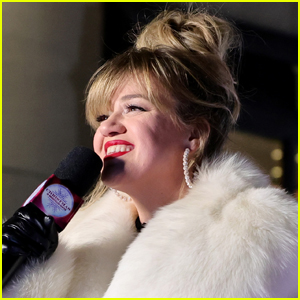 Kelly Clarkson Drops New Holiday Song ‘You For Christmas’ – Read the